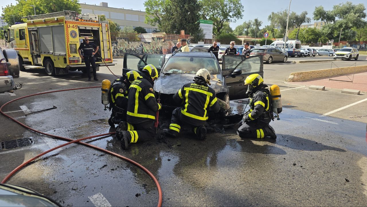 Incendio del coche en la calle Alvar Núñez Cabeza de Vaca.