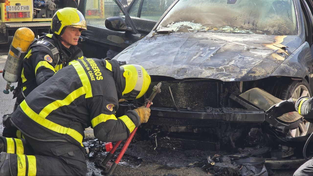 Los bomberos controlan las llamas