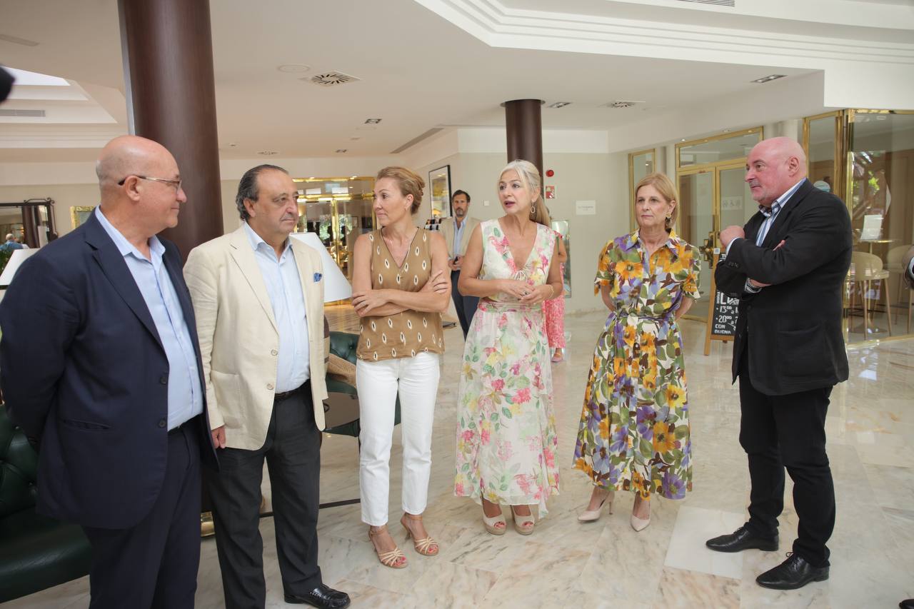 La consejera de Cultura, Patricia del Pozo, junto a la alcaldesa de Jerez, María José García-Pelayo, y otras autoridades municipales y autonómicas en la clausura en Jerez del foro Editores 2025.