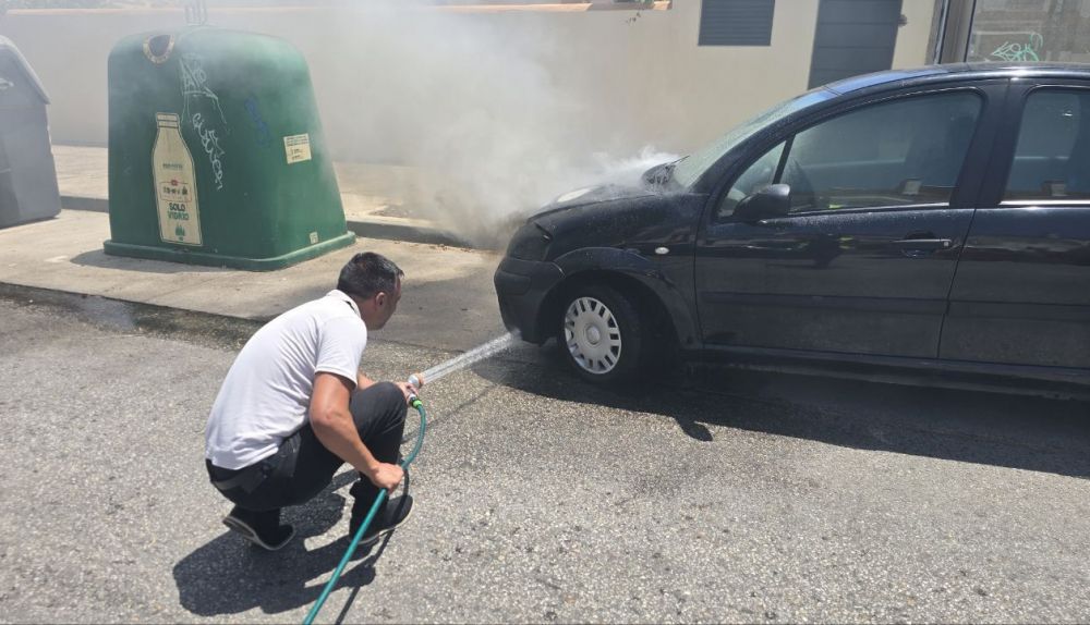 El concejal socialista en las labores de extinción.