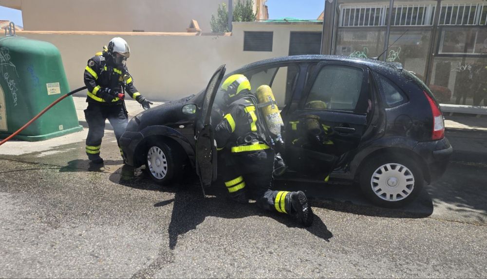 Los bomberos interviniendo el coche.