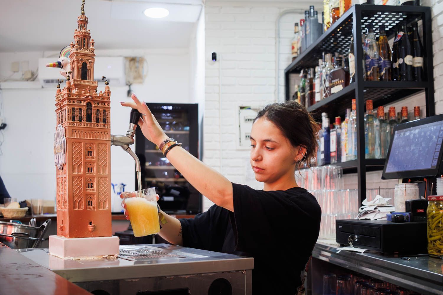 Tirando cerveza en un bar de Sevilla. Tirando cerveza en un bar de Sevilla.
