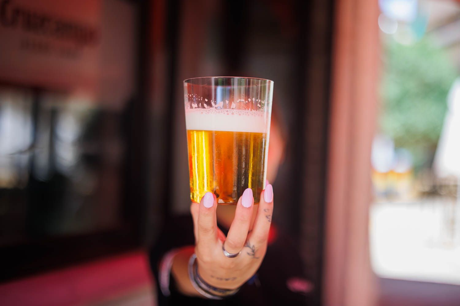 Imagen de una cerveza en vaso ancho.