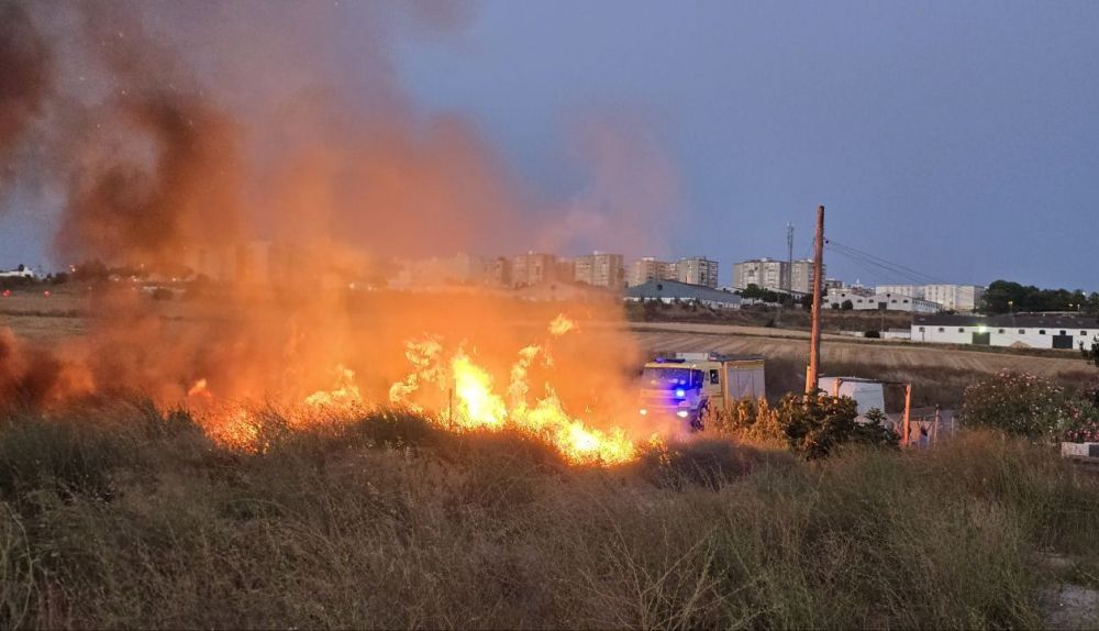 Bomberos, llegando al incendio.
