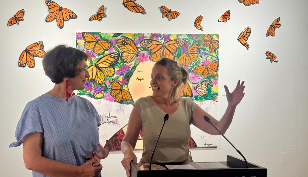 Maite González, teniente de alcalde, junto a la artista Eva Armisén, este pasado jueves en la inauguración de 'Verano'.