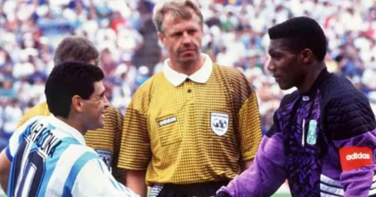 Peter Rufai, saludando a Maradona. Peter Rufai, saludando a Maradona.