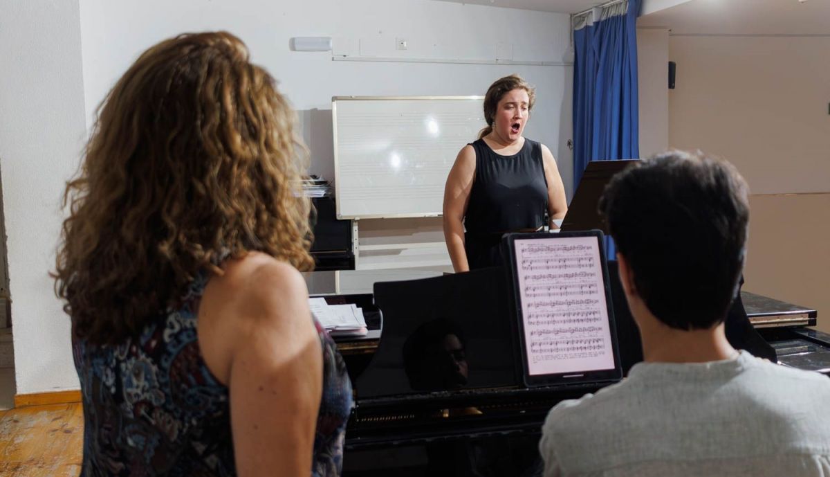 Los profesores atentos a la interpretación de una de las alumnas. MANU GARCÍA