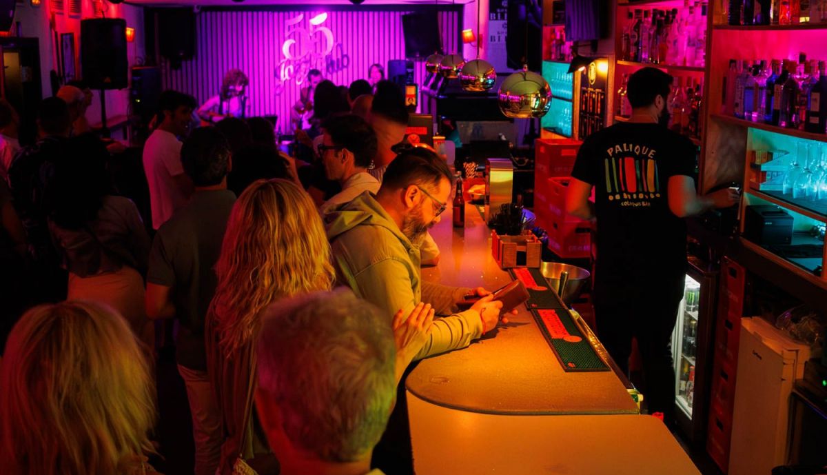 Ambiente en el 55 Jazz Club en la calle Chapinería en Jerez.