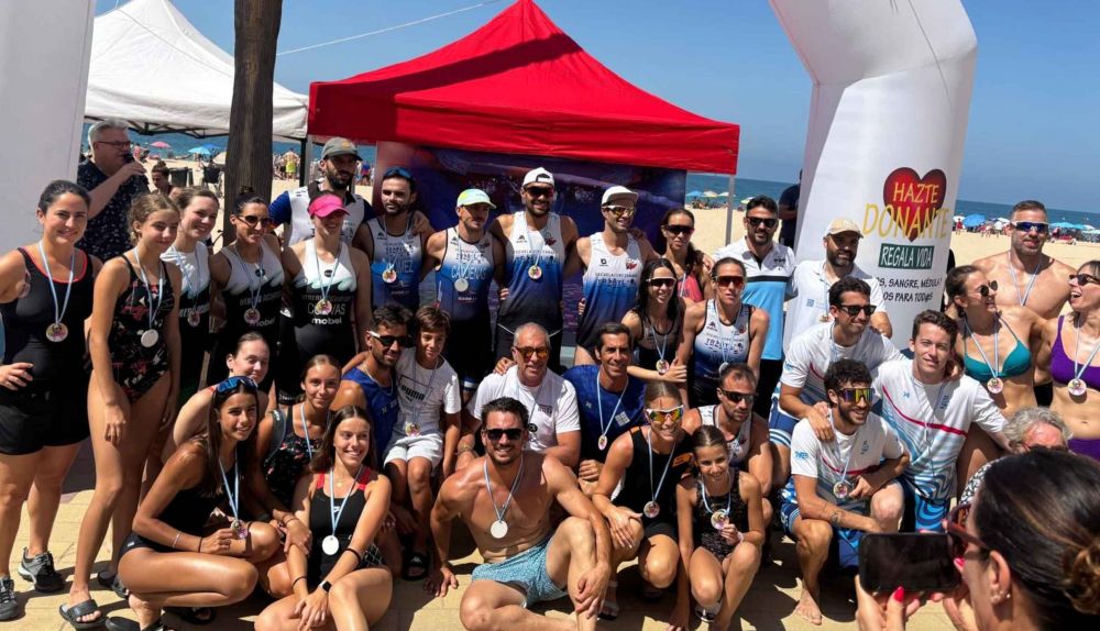 Leo Vigo, rodeado de amigmos y compañeros deportistas de su padre. 