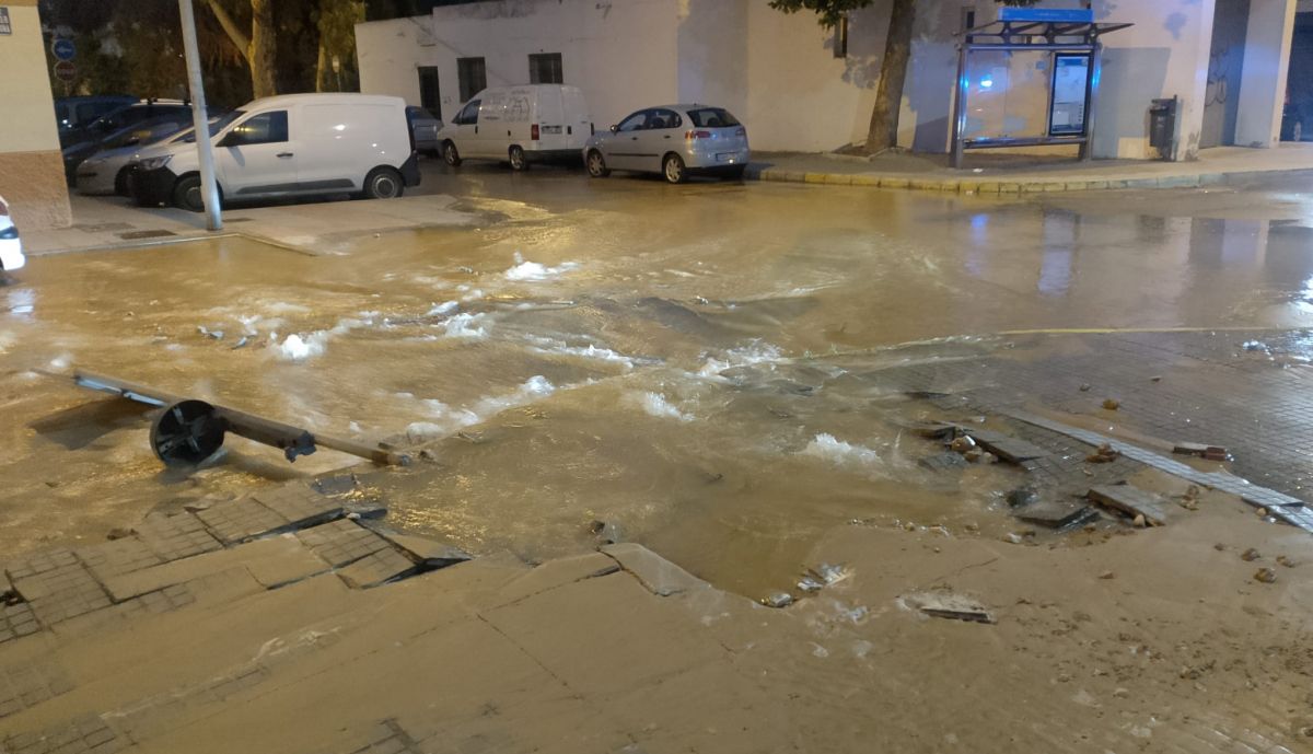 Estado de la zona anegada por la avería en la calle Jaime San Narciso.