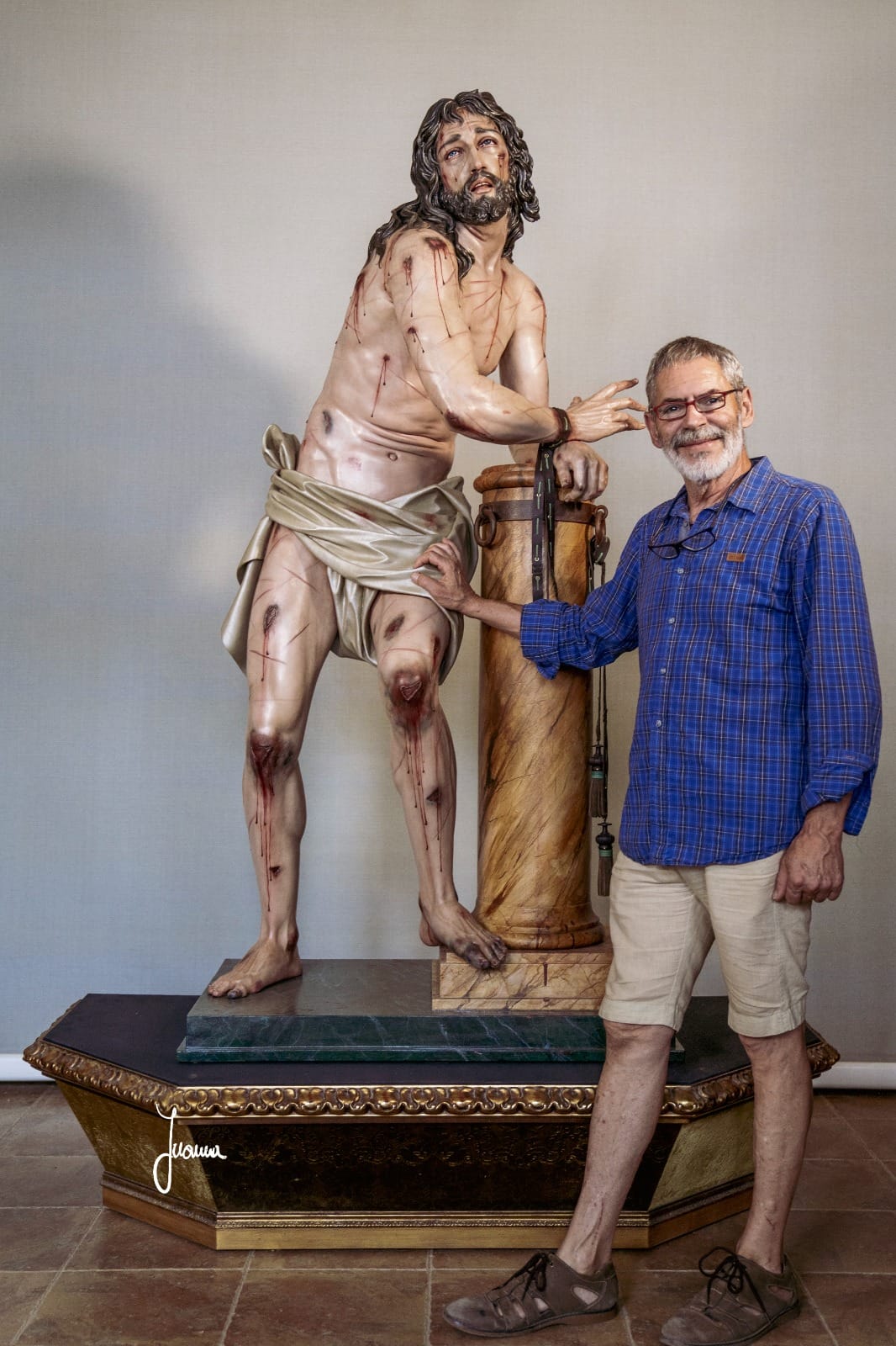 Romero Zafra posando junto al Cristo del Silencio durante la exposición celebra en el Liceo de Córdoba en 2023.