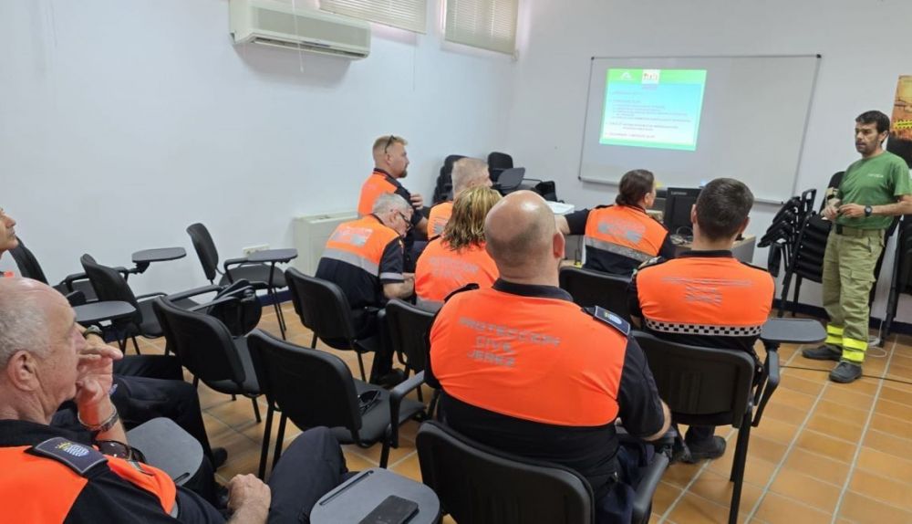 Grupo Local Pronto Auxilio recibiendo formación sobre cómo actuar en caso de fuegos.