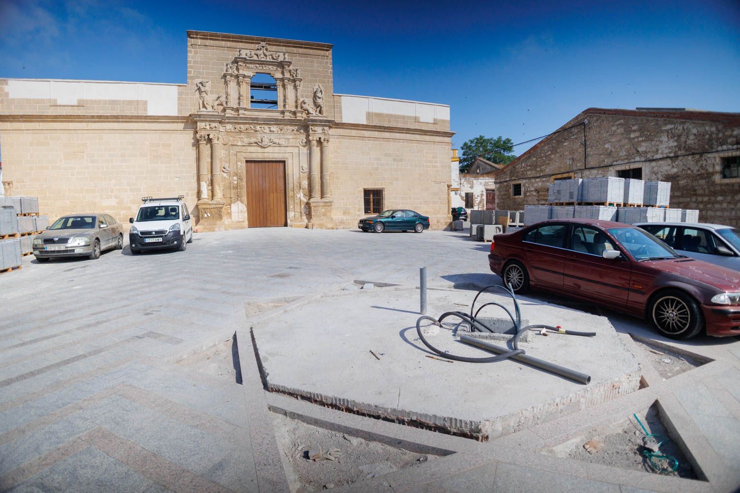 Vista de la Plaza del Mercado, con Riquelme al fondo y espacio para la fuente de San Mateo.