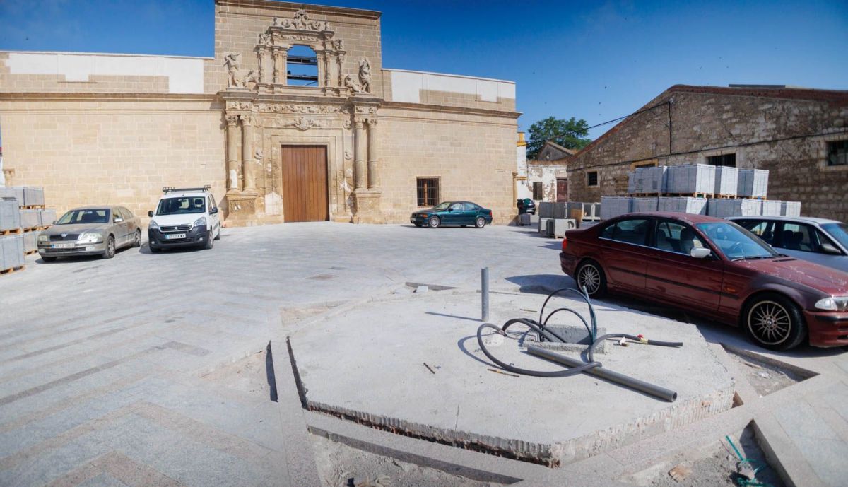 Vista de la Plaza del Mercado, con Riquelme al fondo y espacio para la fuente de San Mateo.