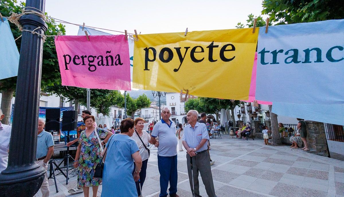 La riqueza léxica única de la Sierra de Cádiz reivindicándose en telas con las palabras seleccionadas en 'Sofabulario', este pasado fin de semana en Grazalema. 