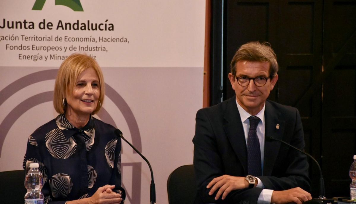 La alcaldesa de Jerez, María José García Pelayo, con el consejero Jorge Paradela.