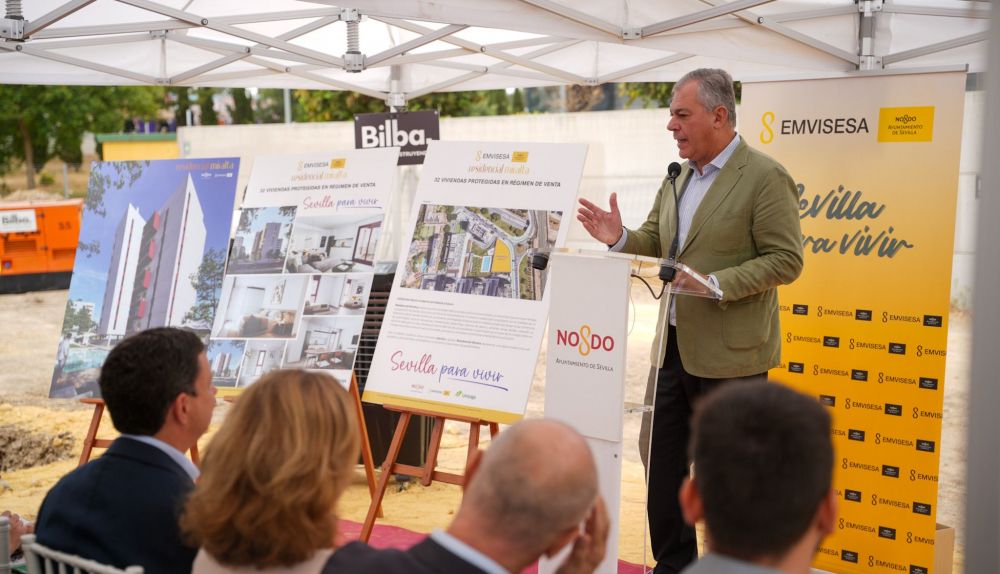Sanz explicando el plan de vivienda.