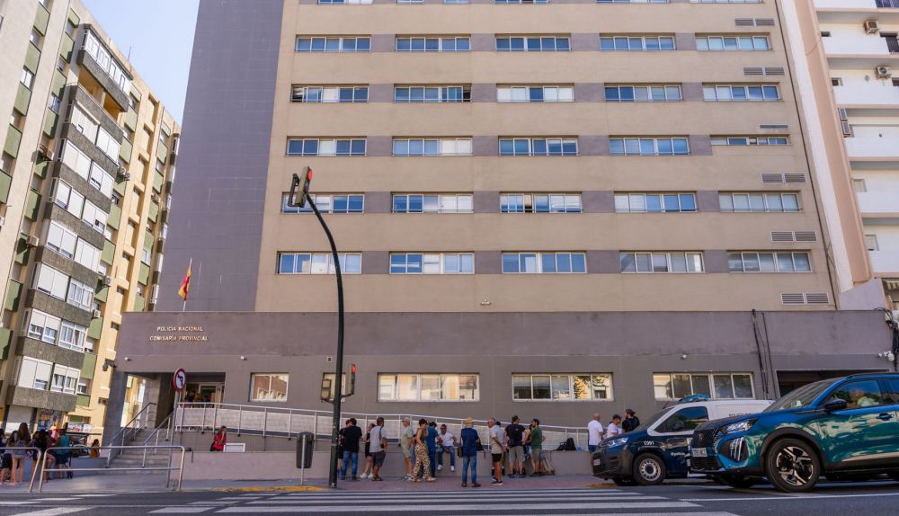 Compañeros, amigos y familiares, ante la Comisaría Provincial tras detenciones relacionadas con la huelga del metal.