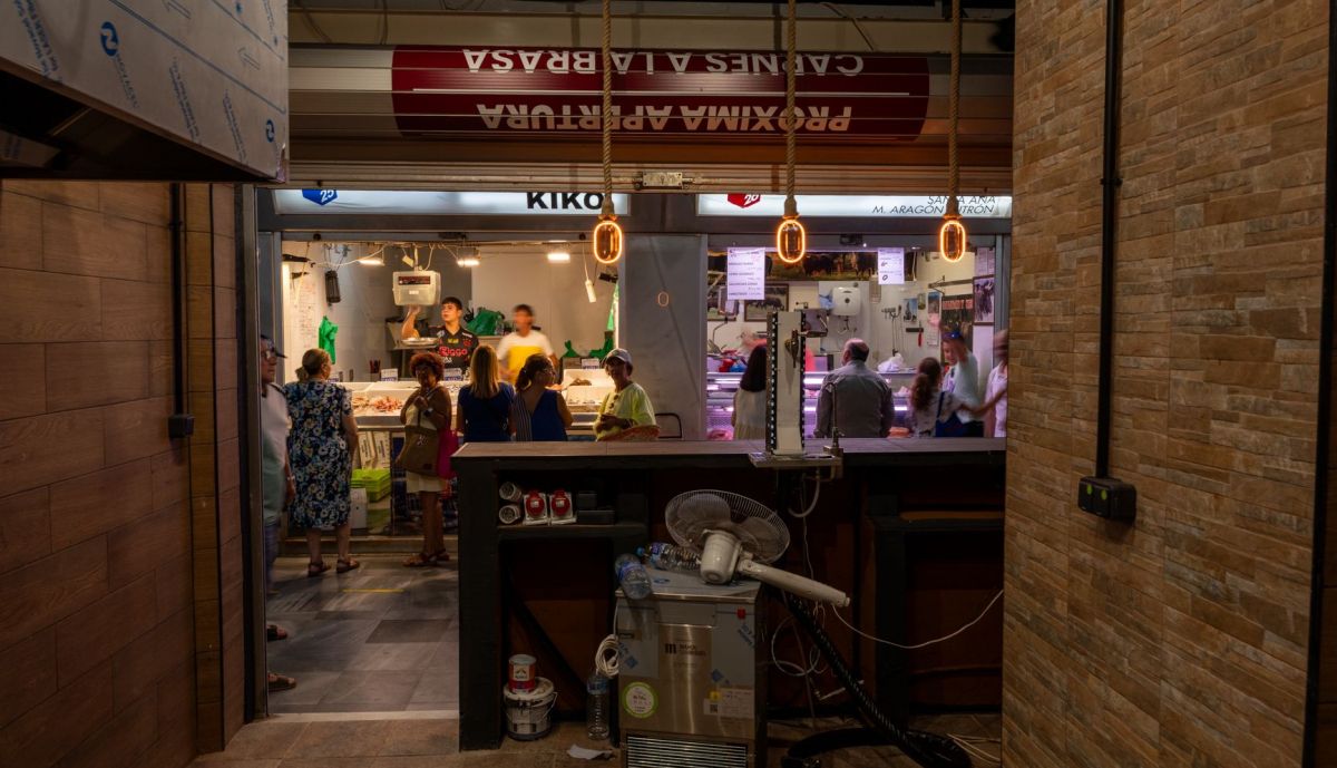 Puestos tradicionales de perecederos en el mercado Virgen del Rosario, vistos desde el interior de la nueva brasería, en la última fase de obras.