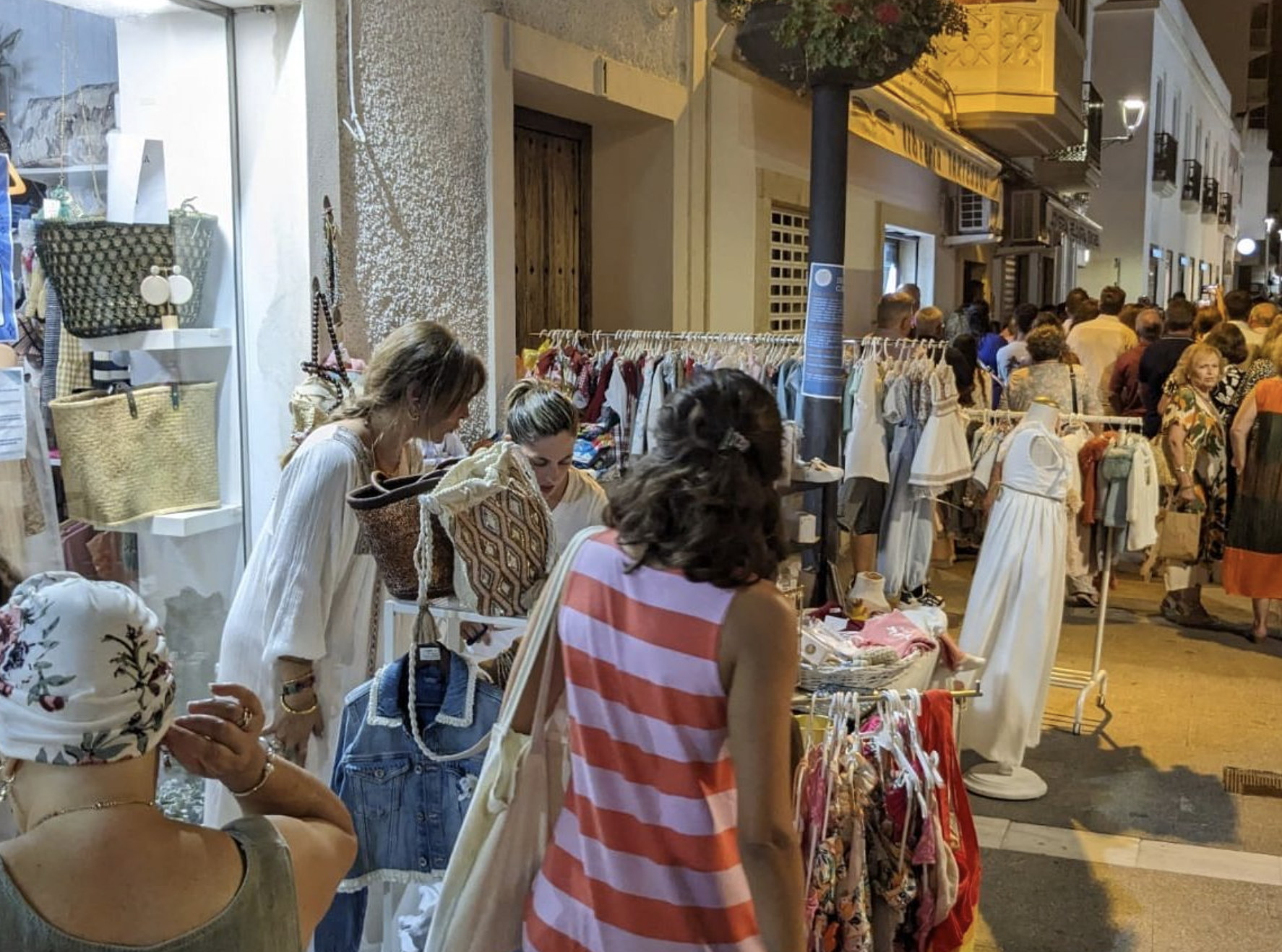 Comercios en Rota una noche de verano.