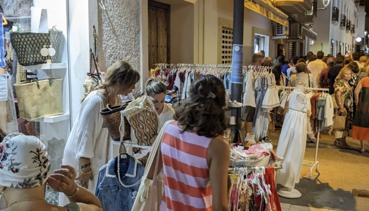 Comercios en Rota una noche de verano.