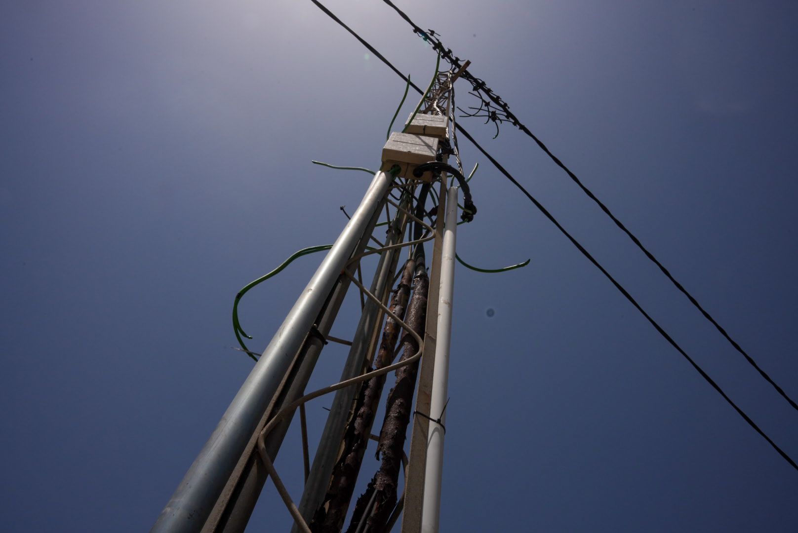 Cables cortados en una torreta de suministro eléctrico en El Palmar.