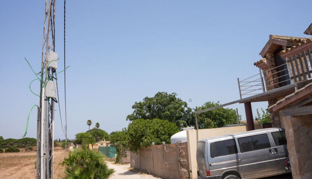 Aspecto de una de las torretas, con cables cortados, este miércoles en El Palmar.