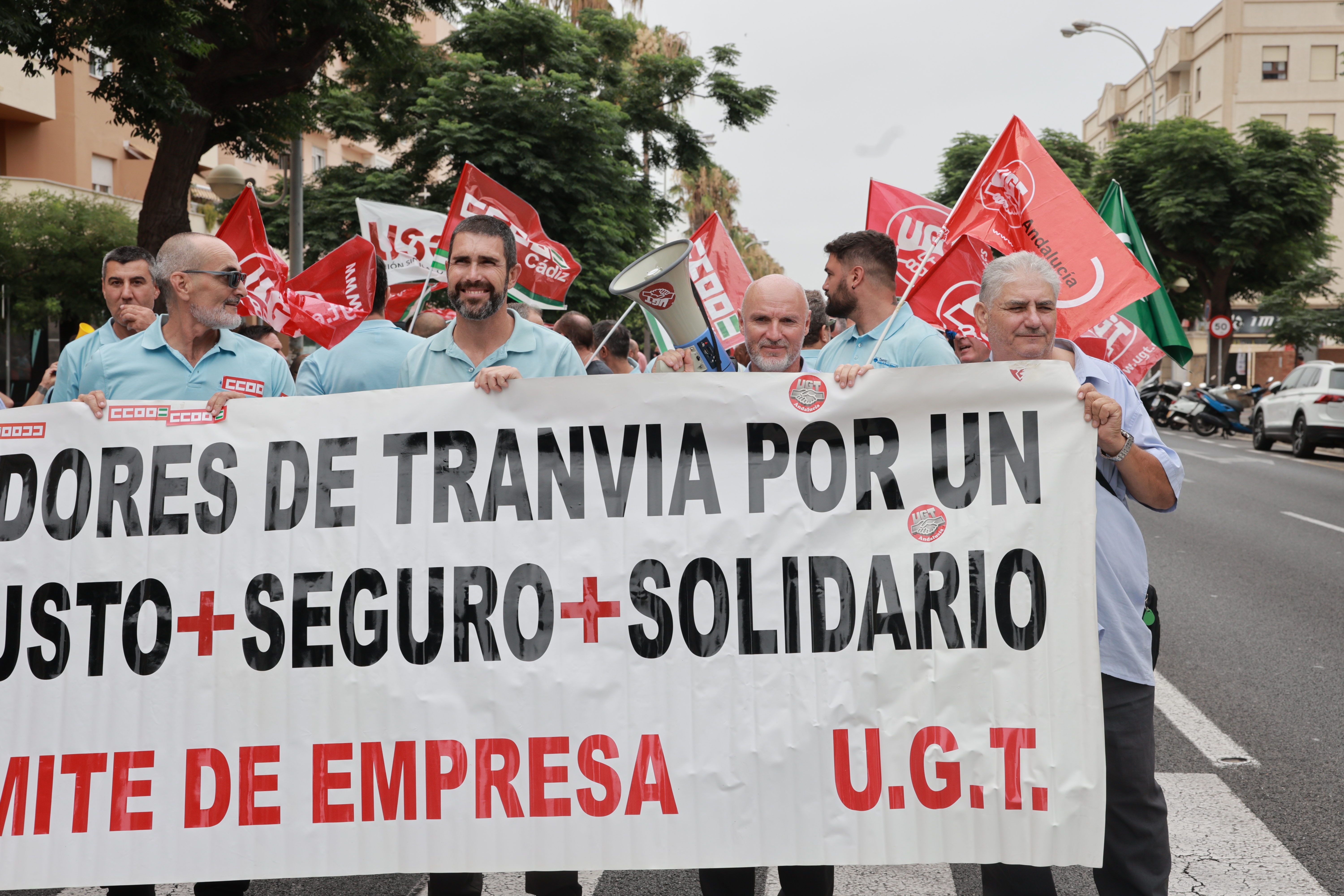 Manifestación de la plantilla de Tranvía por la avenida central de Cádiz durante la huelga que termina este miércoles.