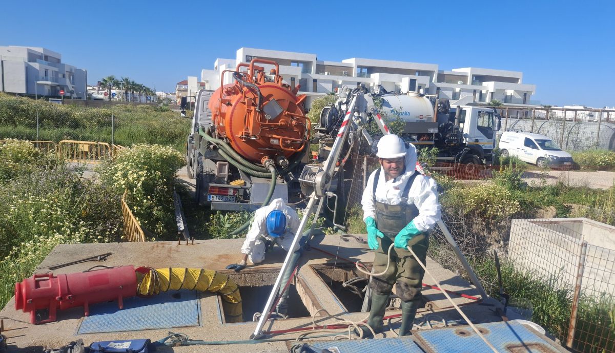 Limpieza de estaciones de bombeo en Barbate y Zahara de los Atunes.