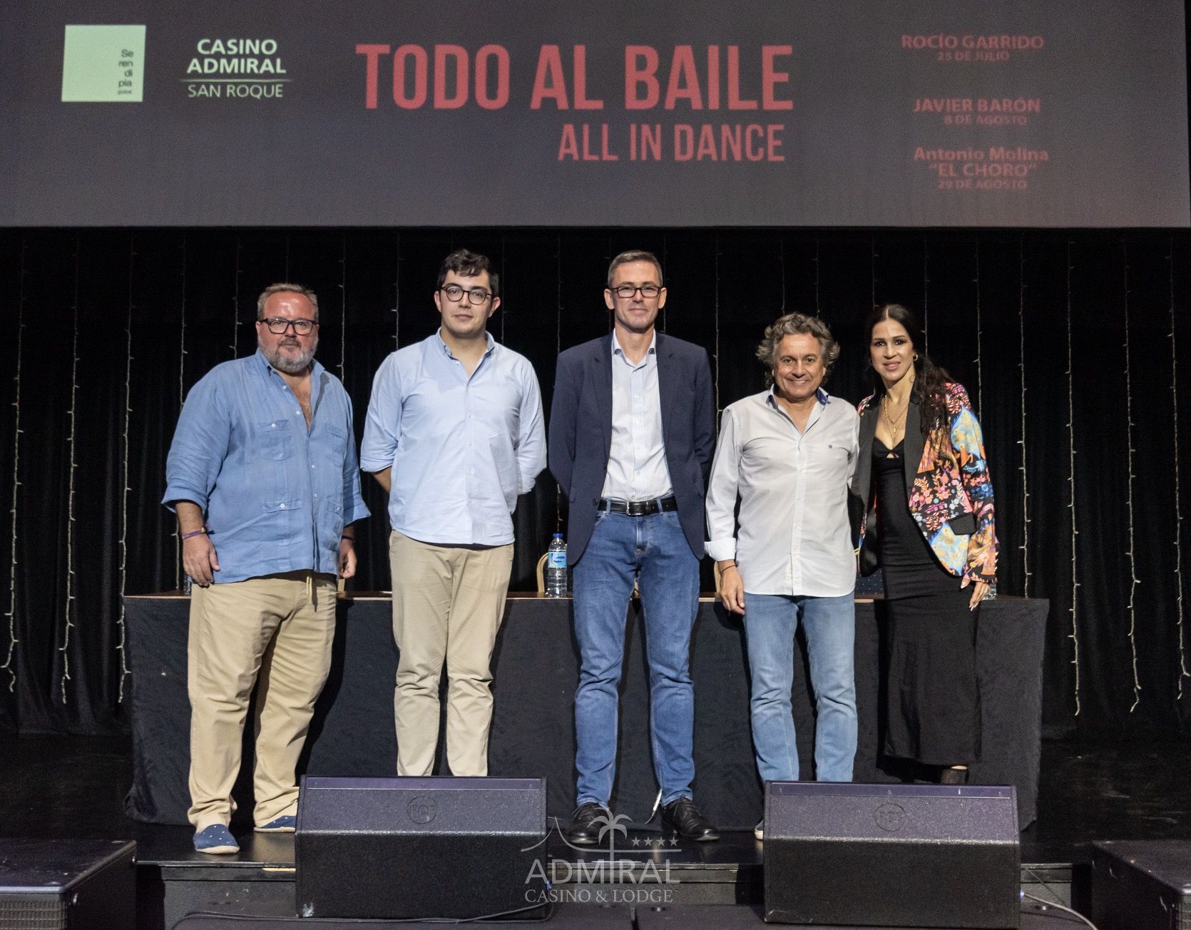 Foto de familia tras la presentación del ciclo flamenco 'Todo al baile' en el Admiral Arena de San Roque.