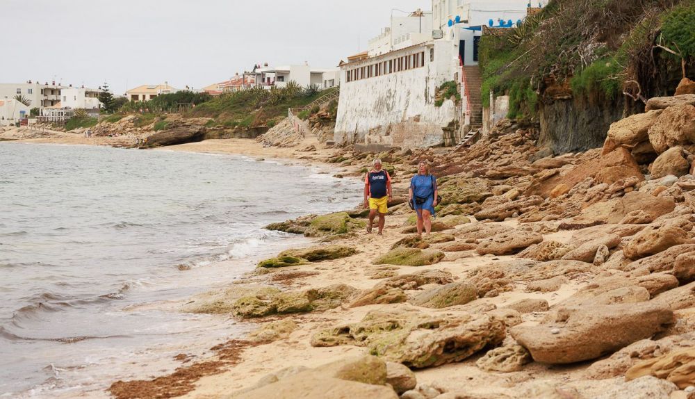 Pasear por la orilla de El Pirata se ha convertido en tarea difícil y peligrosa. 