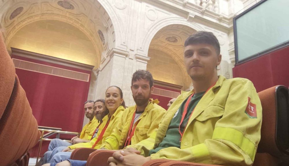 Bomberos del Plan Infoca, en el Parlamento andaluz.