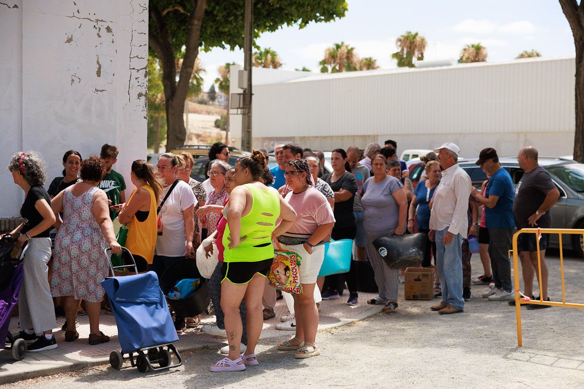 Colas en Lebrija para recoger las papas que ha donado Antonio 