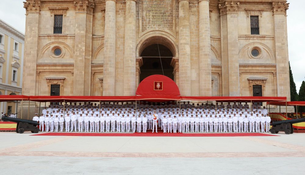 El rey con los suboficiales en San Fernando.
