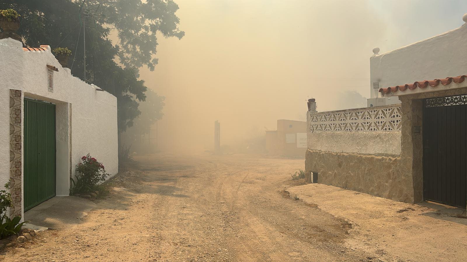 Casas desalojadas por el incendio en Algeciras. Casas desalojadas por el incendio en Algeciras.