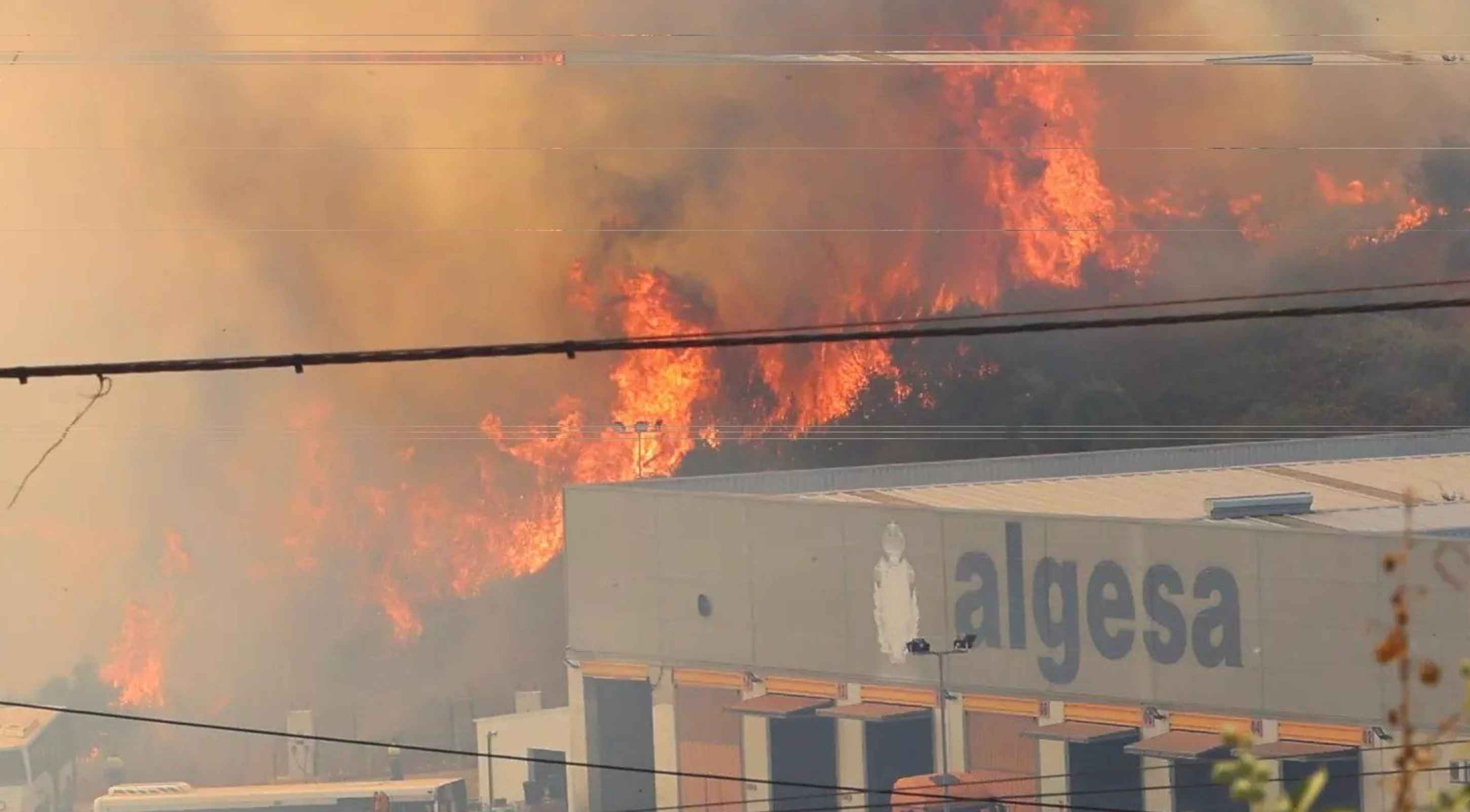 Una de las imágenes que ha dejado el incendio en Algeciras. Una de las imágenes que ha dejado el incendio en Algeciras.