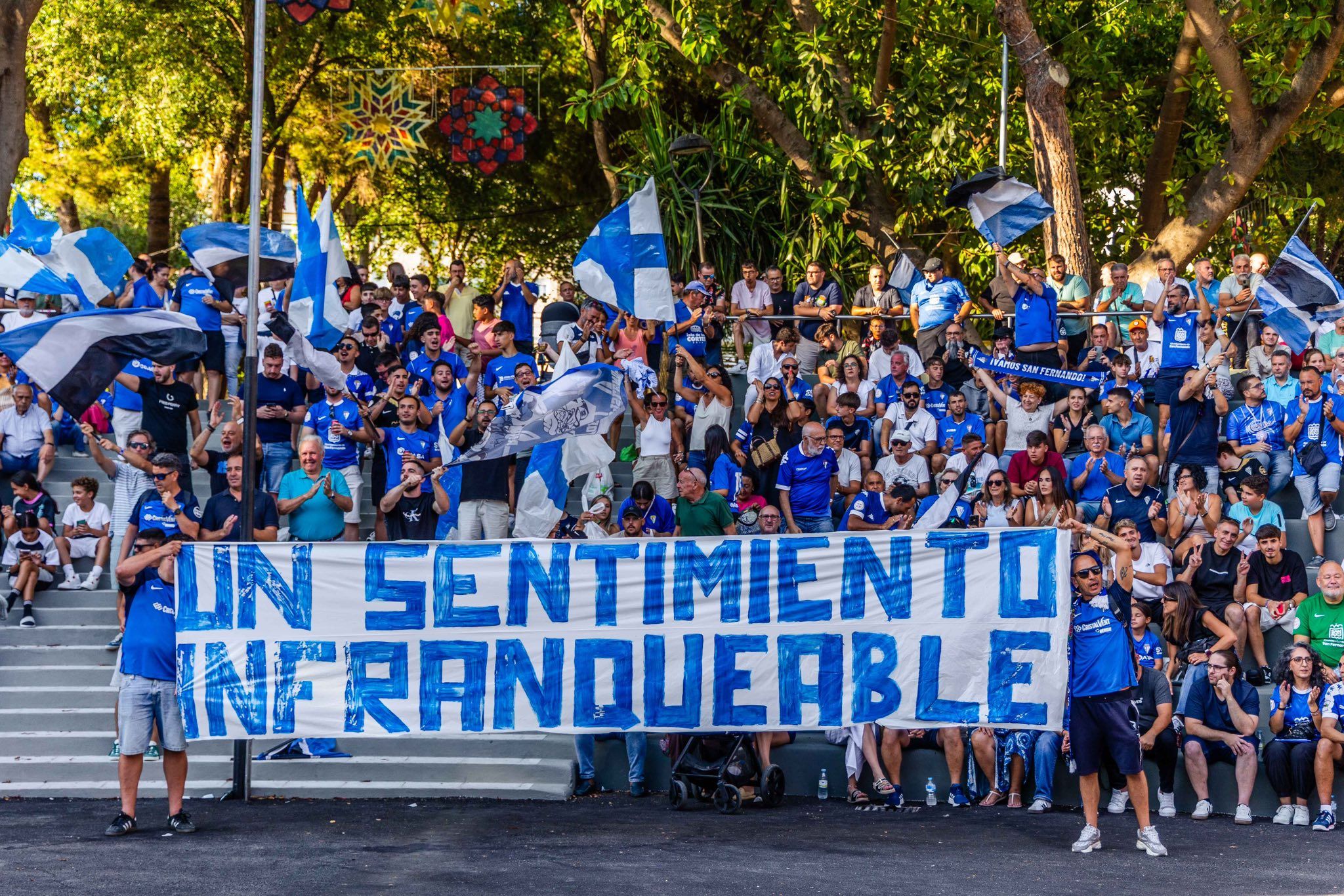 Aficionados del San Fernando, durante la cita.