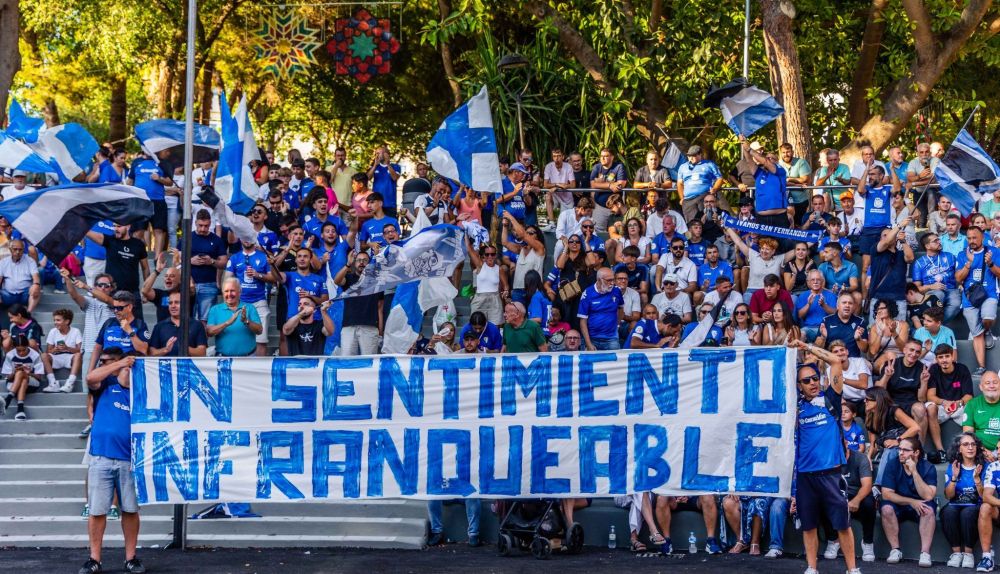 Aficionados del San Fernando, durante la cita.