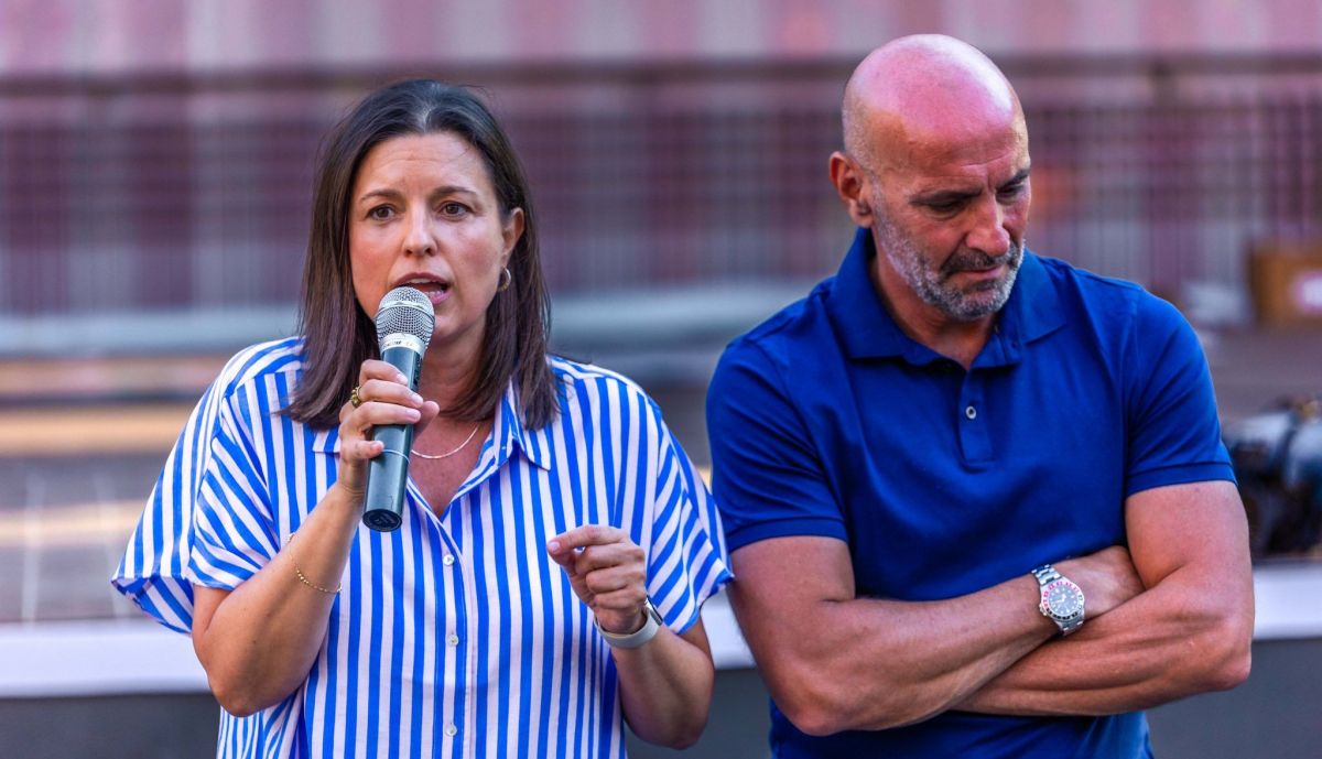 La alcaldesa de San Fernando, Patricia Cavada, junto a Monchi.