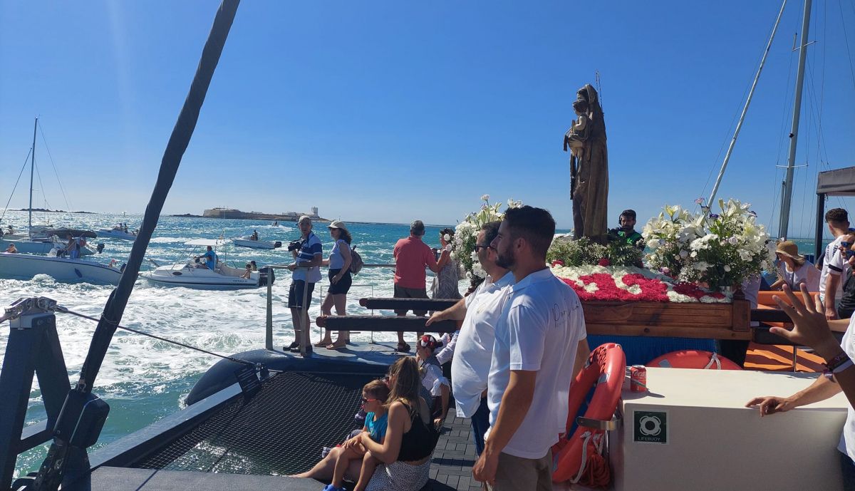 Procesión marítima de la Virgen de la Carmen en Sancti Petri.