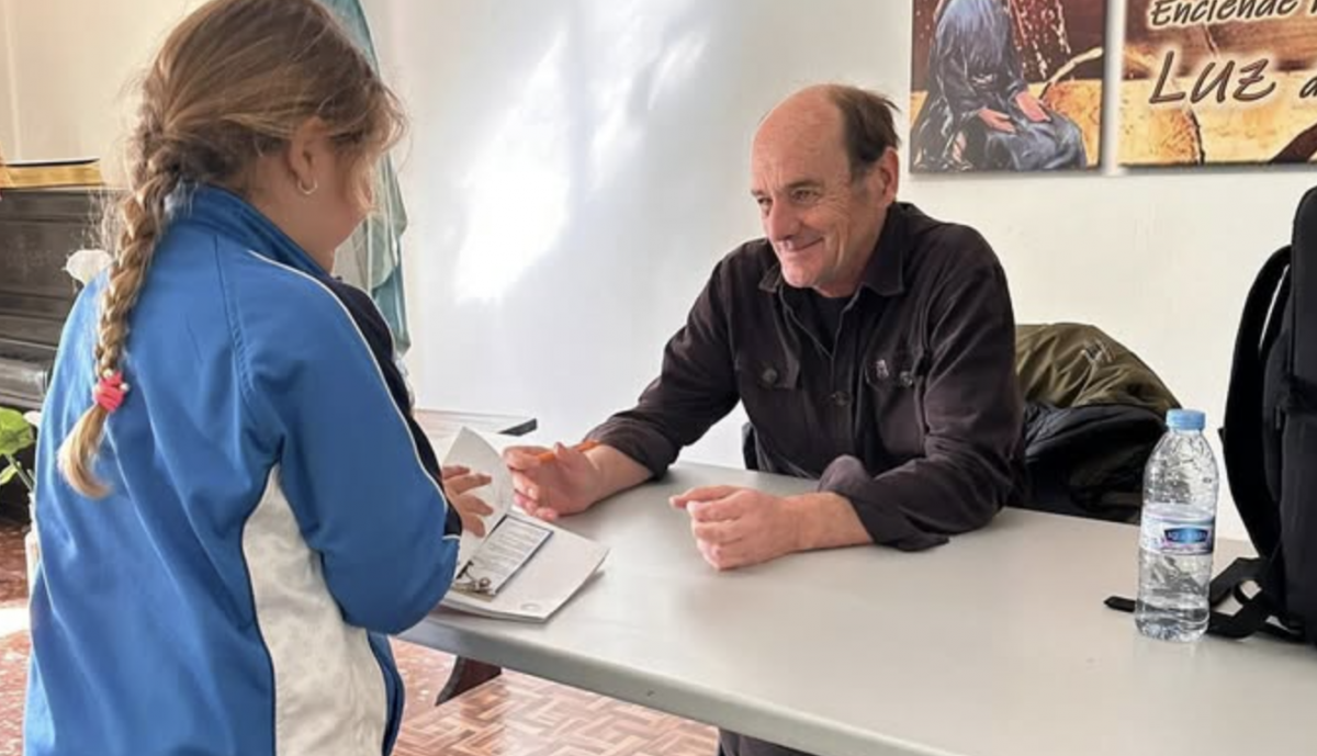 Pepe Maestro firmando un libro a una niña.