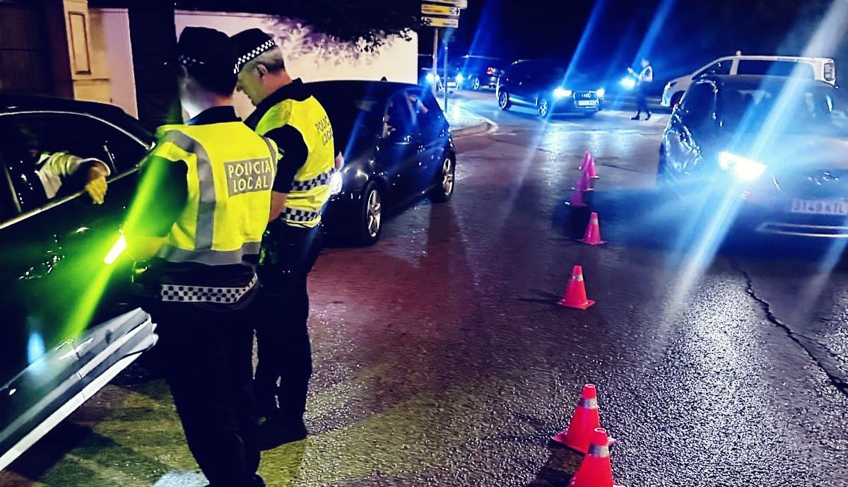 La Policía Local de El Puerto, realizando controles en Puerto Sherry.