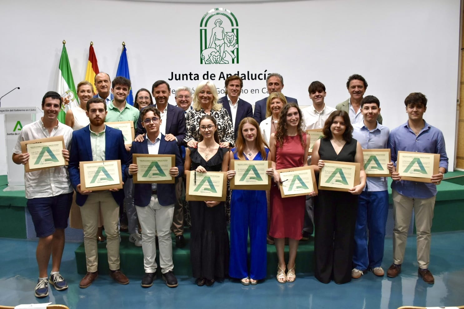 Los estudiantes de Bachillerato premiados por la Junta.