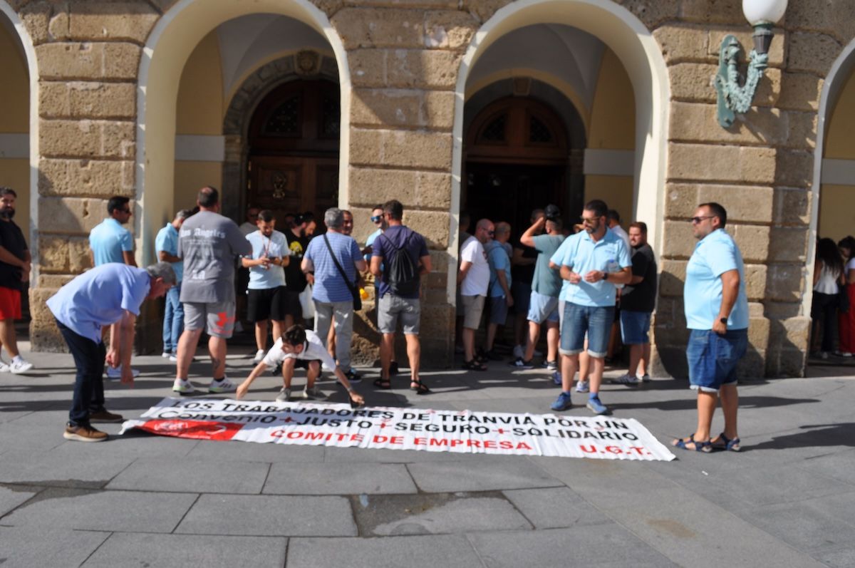 Concentración de los trabajadores frente al Ayuntamiento.   JUAN MANUEL ESTUDILLO