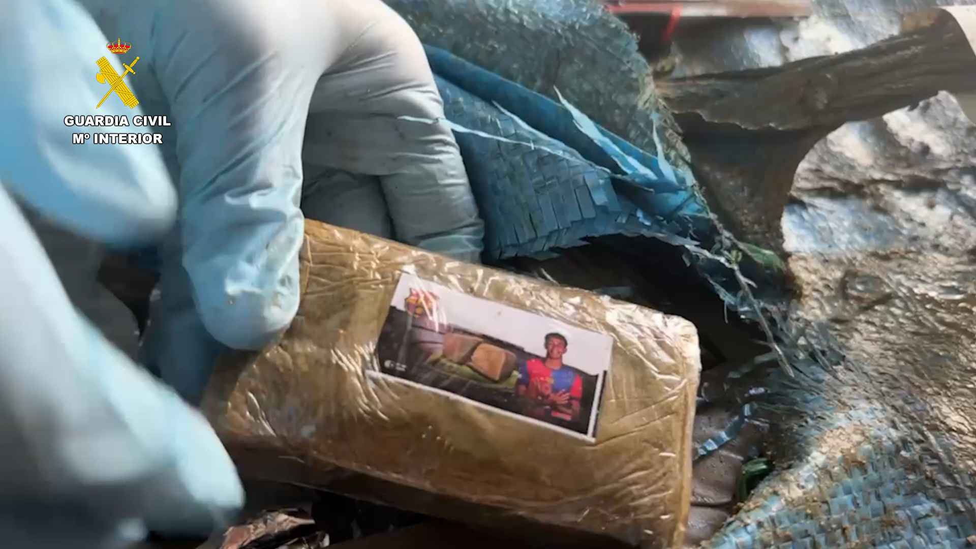 Un fardo de hachís con la cara de Lamine Yamal. Un fardo de hachís con la cara de Lamine Yamal.