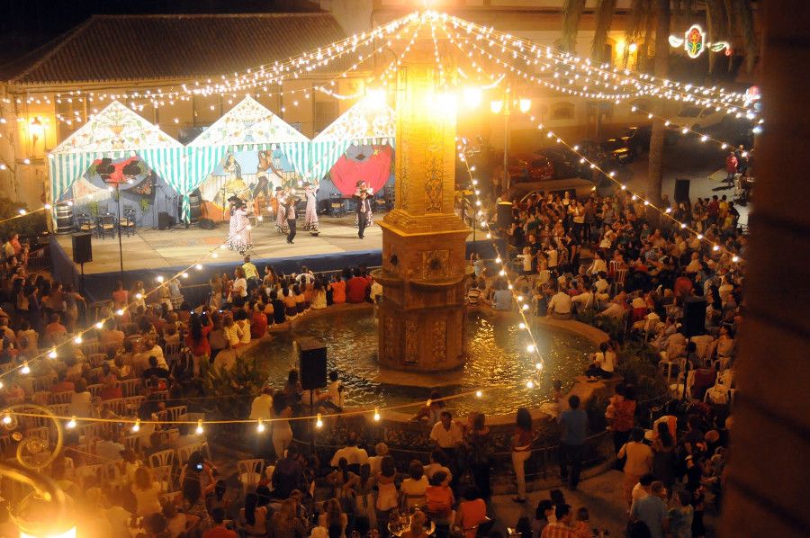 Celebración del Certamen de Bailes Regionales de Villamartín en la plaza del Ayuntamiento