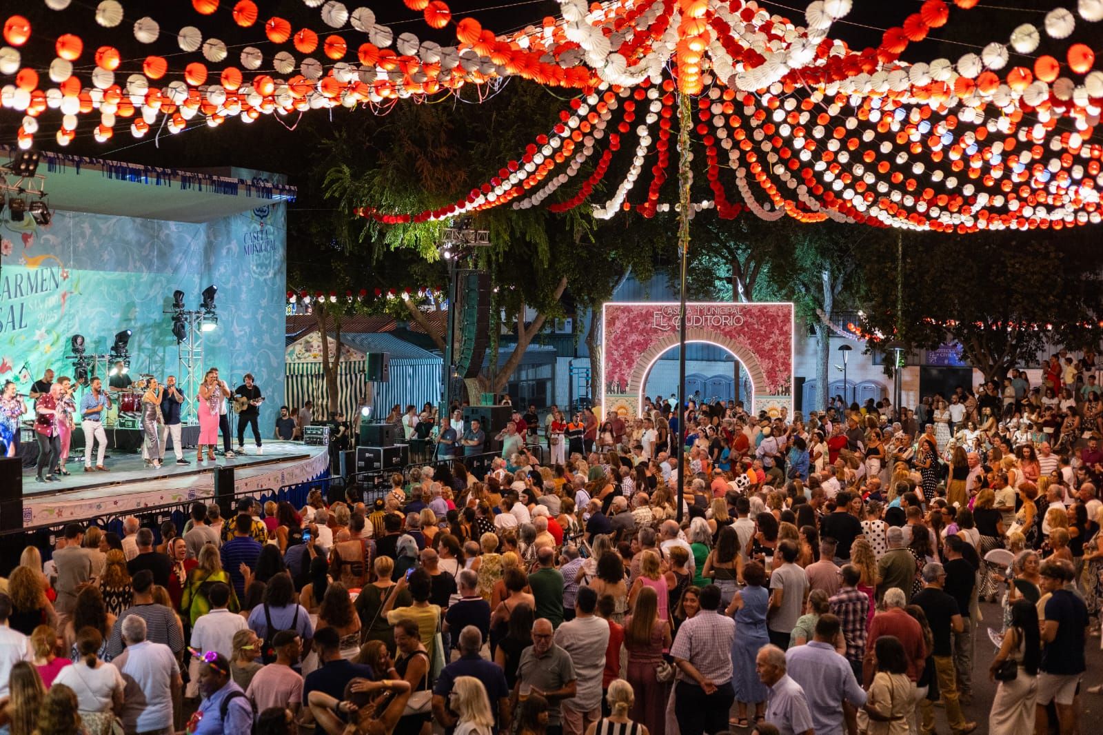 Actuación de Raya Real en la Feria.