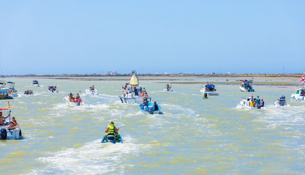 Los isleños acompañaron a la Virgen del Carmen.
