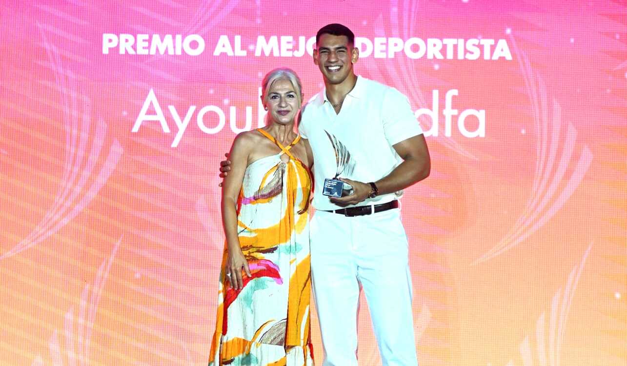Ayoub Ghadfa, medallista en París, con la consejera Patricia del Pozo.
