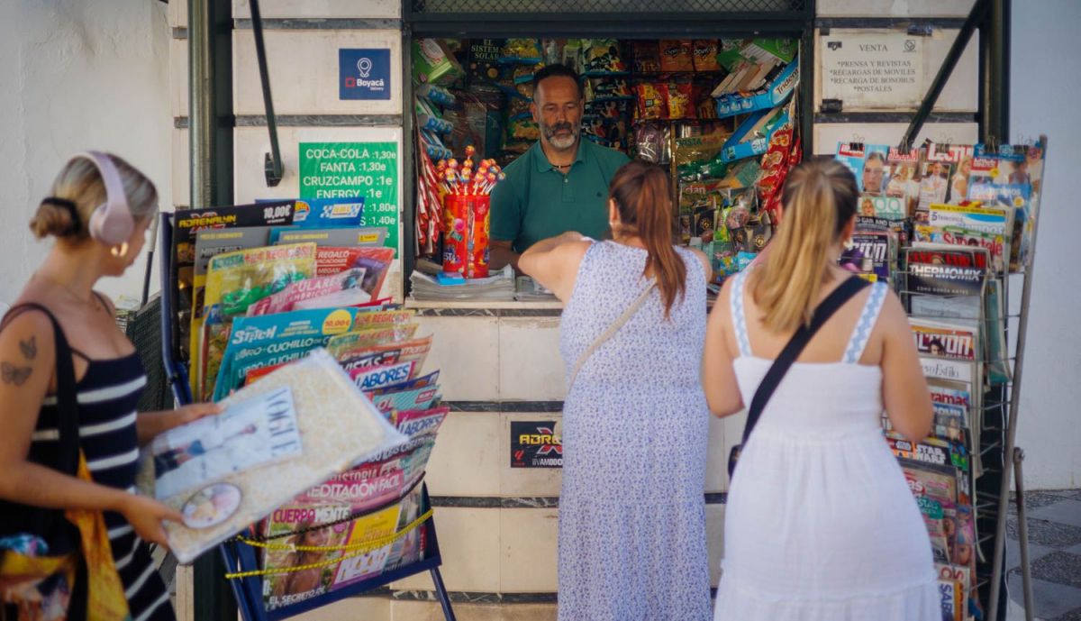 Clientes comprado productos en el kiosco de Cristina. 